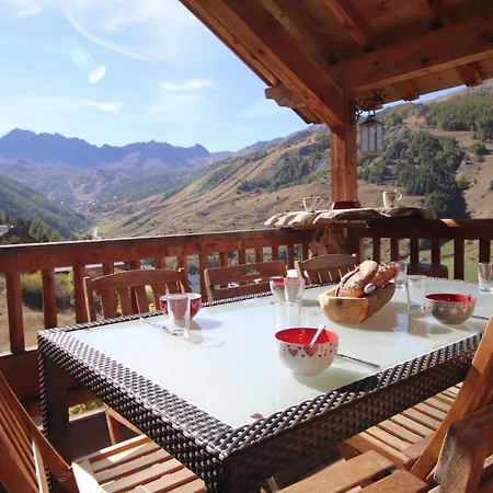 Charming W/ Mountain & Slope Views, Jacuzzi 瓦尔
