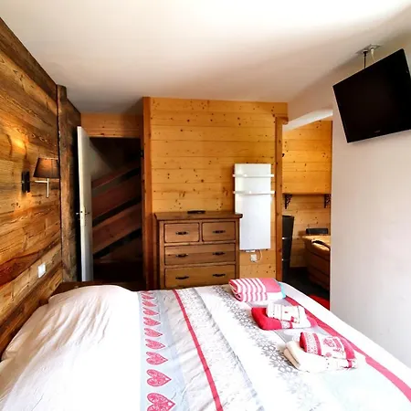 Charming W/ Mountain & Slope Views, Jacuzzi * 瓦尔