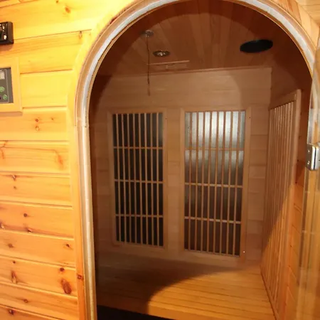 Charming W/ Mountain & Slope Views, Jacuzzi *