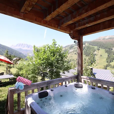 Charming W/ Mountain & Slope Views, Jacuzzi